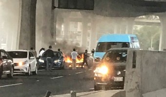 Auto se incendia en Periférico, Naucalpan
