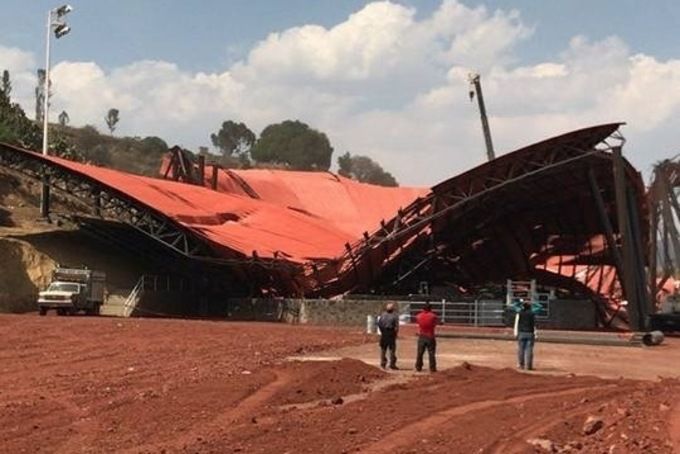 Se desploma domo del lienzo charro de Atlacomulco
