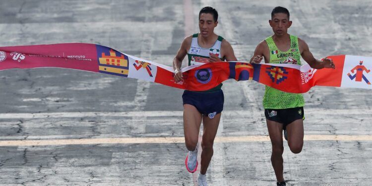 Mexicanos les ganan a kenianos el Maratón de la CDMX